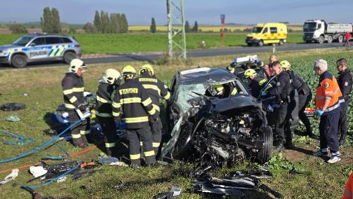 Dramatická nehoda blokovala komunikaci, cisterna a osobní auto skončily mimo vozovku