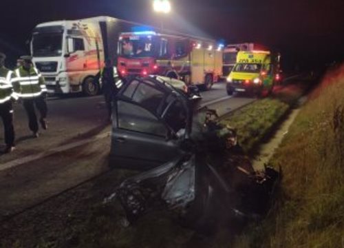 Tragická nehoda auta s kamionem: Řidič osobního vozu na místě zemřel