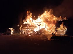 Požár uskladněné štěpky zaměstnal hasiče na Jilemnicku na celou noc
