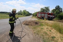  Projíždějící nákladní vůz strhl dráty elektrického vedení mezi Staňkovicemi a Bítozevsí