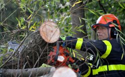 Moravskoslezští hasiči zasahovali kvůli větru i v noci na neděli, mají 350 výjezdů