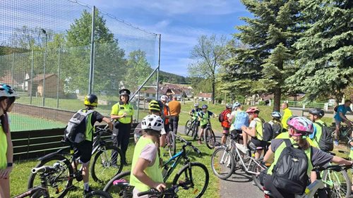 Policisté vyrazili s páťáky na cyklovýlet. V terénu učili děti pravidla, která mohou zachránit život
