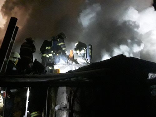 Požár pergoly v zástavbě hasilo 10 jednotek. Využita byla i těžká pěna