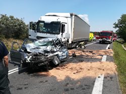 Při tragické nehodě na Mělnicku zemřel řidič osobního automobilu