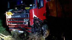 Na Blanensku řidič osobního auta dnes nepřežil srážku s kamionem. U nehody zasahovaly hasičské jednotky sedm hodin.