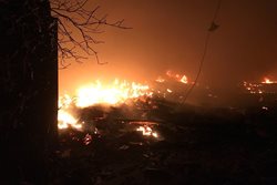Požár pneumatik na Karlovarsku nechali hasiči kontrolovaně vyhořet. U požáru na hranici tří krajů zasahovali hasiči z Karlovarska, Ústecka i Plzeňska  