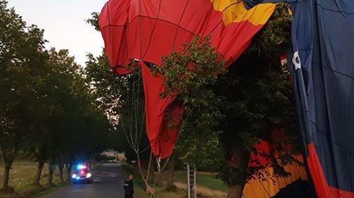 Horkovzdušný balon bezpečně přistál. Jeho plachta ale skončila v koruně stromu