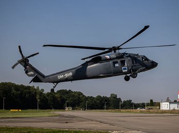 Čeští hasiči s vrtulníkem Black Hawk míří do Albánie hasit ničivé požáry