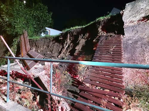 Hasiči v Praze řešili zřícení opěrné zdi, trosky prověřili i se psy