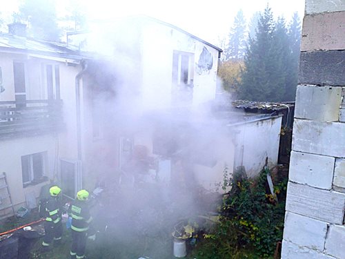 Požár bytu v ranních hodinách: Evakuace lidí i zvířat a dva zranění