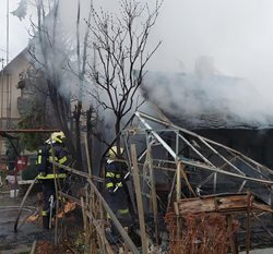 Ohnivé peklo: Plameny pohltily hospodářskou budovu