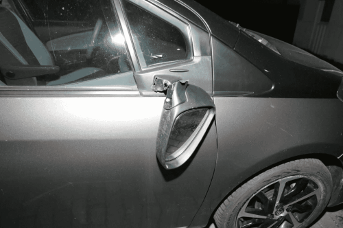 Ničil auta, dveře i vybavení domů. Policisté zadrželi agresivního mladíka