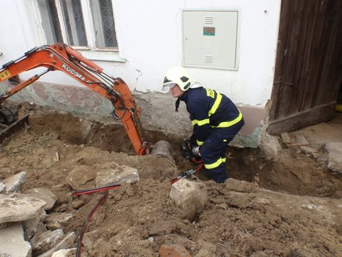 Plynové potrubí hasiči uzavřeli pomocí vyprošťovacího zařízení