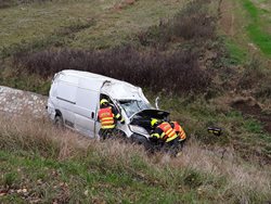 U Olešné havaroval řidič s dodávkou, skončil v péči zdravotníků