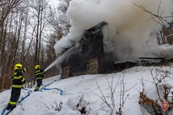 U požáru chaty ve Vyšních Lhotách zasahovaly čtyři hasičské jednotky