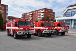 Středočeští profesionální hasiči převzali tři nové cisterny na podvozku Tatra