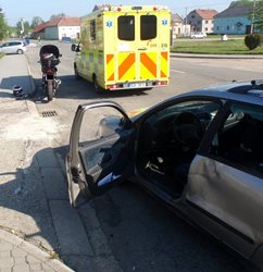 Kolize s osobním vozidlem skončila zraněním motorkáře