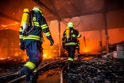 Požár haly v Polici nad Metují likvidují jednotky ze třetího stupně požárního poplachu