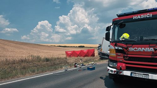 Kamion vjel do protisměru. Tragická nehoda si vyžádala život sedmatřicetileté řidičky