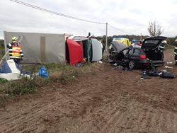 Hasiči vyprošťovali řidiče po střetu dvou vozidel ve Staré Boleslavi