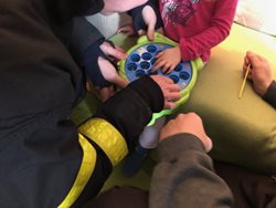 Bílovečtí hasiči zachránili dívence prst, uvízlý v hračce