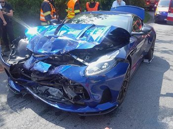 Tvrdý čelní střet v Rudné: Hasiči pomáhali zraněným po silném nárazu