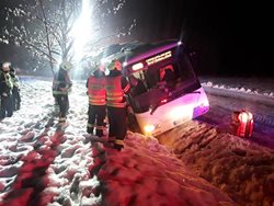 Požár čtyřkolky i zapadlý autobus