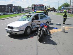 Zraněného motorkáře po nehodě transportoval vrtulník