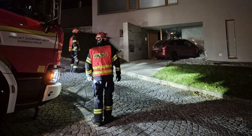 Auto narazilo do domu: Noční nehoda skončila zraněním a zásahem hasičů