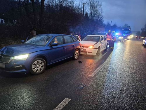 Střet tří osobních aut způsobil ranní komplikace. Událost skončila bez zranění