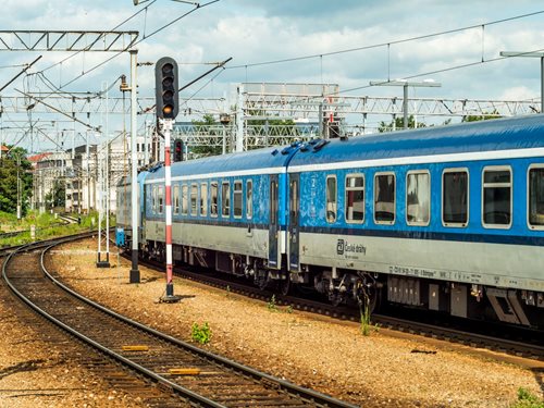 Tragédie na železničním přejezdu připravila o život řidiče