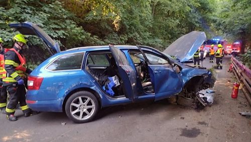 Osobní automobil havaroval v Jáchymově. Na místě zasahovali hasiči