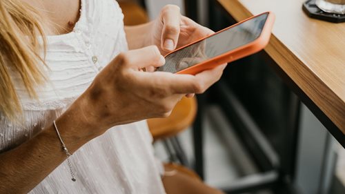 Stačilo doplnit číslo domu a zaplatit pár korun. Falešná SMS připravila ženu o tisíce