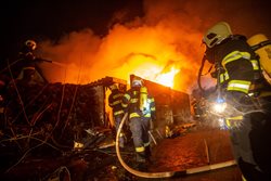 Požár poničil dílnu ve Velké Jesenici, byl vyhlášen 2. stupeň požárního poplachu