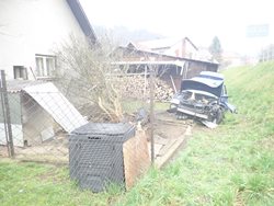 Auto skončilo v zahradě rodinného domu ve výběhu slepic